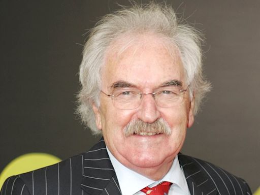 Des Lynam criticises female football pundits