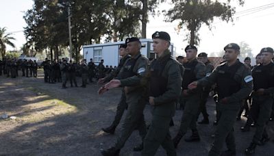 Ejército argentino reparte alimentos que estaban a punto de expirar, tras orden judicial