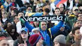 Miles de personas concentran frente a la Embajada de Venezuela a la espera de los resultados de la elección