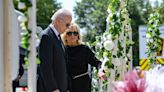 Los Biden visitan el memorial de Uvalde y dejan flores en la escena del tiroteo en la escuela