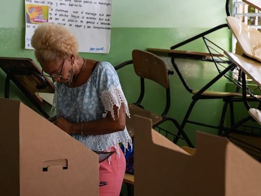 Amplia seguridad y un intenso calor, los otros protagonistas de los comicios dominicanos