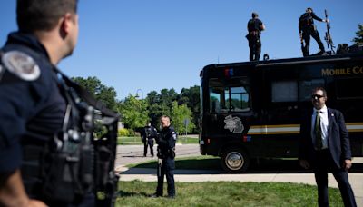 Photo of DHS agent at JD Vance rally sparks new Secret Service guidance