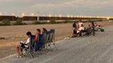 Familias juarenses esperan en el bordo por fuegos artificiales en El Paso