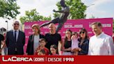 Andrés Iniesta visita la escultura que lo homenajea en Albacete gracias a la Fundación Soliss: "Es un reconocimiento al momento tan importante que vivimos como país"