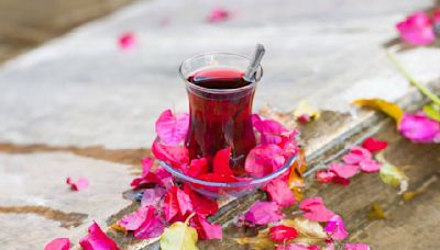 Esta es la receta de la infusión floral muy popular en la medicina tradicional mexicana que elimina la tos seca