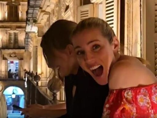 Elsa Pataky y Maxi Iglesias son sorprendidos por la tuna en Salamanca