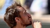 Roland Garros: Daniil Medvedev, el número 2 del mundo, cayó en primera rueda y despotricó contra la superficie