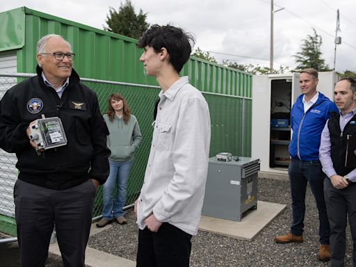 Gov. Jay Inslee visits air quality monitoring site at Mountain View High School