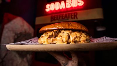 La mejor hamburguesa de Barcelona, según The Champions Burger: con ratafia y cortezas de cerdo crujiente