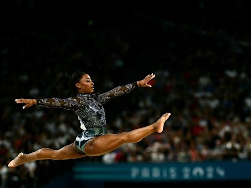 Biles vuela en su arranque en París-2024, escoltada por la brasileña Andrade