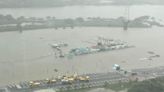 河堤變泡車現場、泥瀑布灌車頂…中颱尼莎「還在爆發狀態」！氣象局：暴雨這天才會緩和