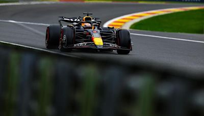 El sancionado Verstappen conquista en mojado la 'pole' en Spa