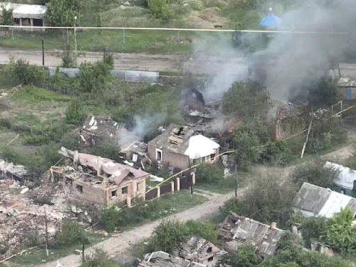 Imágenes obtenidas por la AP revelan daños tras combates en aldea del este de Ucrania