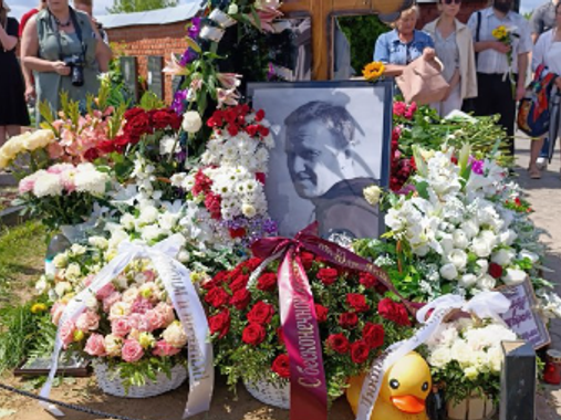 Mourners mark Alexei Navalny's birthday at graveside memorial
