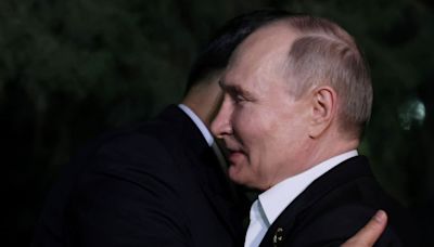 Xi and Putin Join the ‘Awkward Hugs Between World Leaders’ Club