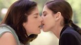 Sarah Michelle Gellar Says Cruel Intentions Costar Selma Blair Has a 'Very Easy Face to Kiss'