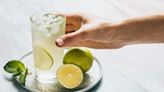 Los verdaderos beneficios de tomar agua con limón, según una nutricionista