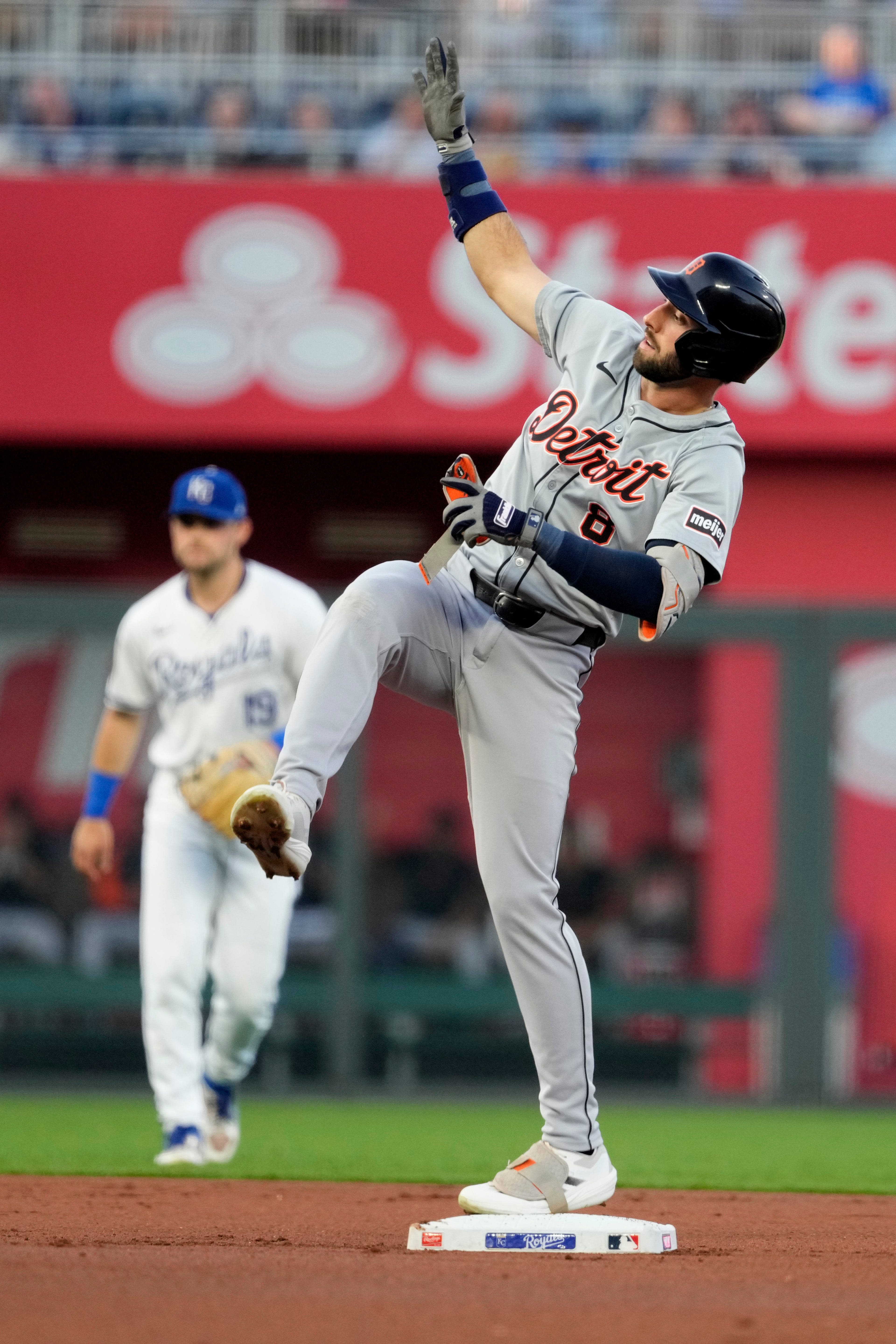 Detroit Tigers outlast Kansas City Royals in extras, 3-1, to hold ground in playoff race