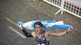 Un keniata ganó la 37a. Maratón de Buenos Aires, pero la nota la dio un argentino, con una historia muy particular