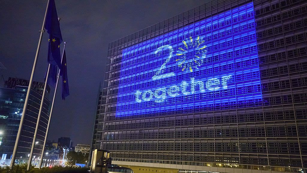 EU celebrates anniversary of 'Big Bang' enlargement with a splash of colour