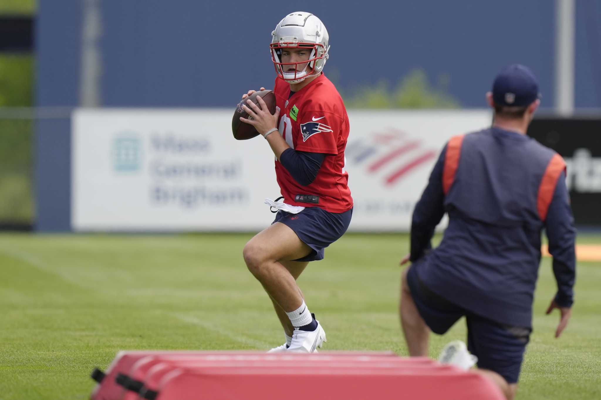 Patriots sign 1st-round draft pick, QB Drake Maye, to contract