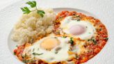 Huevos en salsa con arroz blanco, la receta completa de Karlos Arguiñano