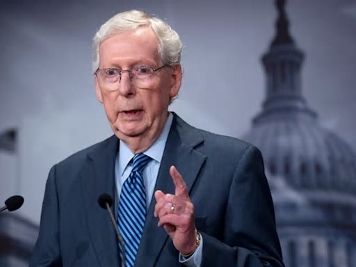 Mitch McConnell criticó a Tucker Carlson y a Trump por retrasar la ayuda a Ucrania