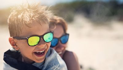 Comment bien choisir les lunettes de soleil votre enfant ? Les critères essentiels