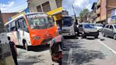 Por choque simple, conductor de bus y vehículo particular terminaron destrozando sus vehículos entre sí