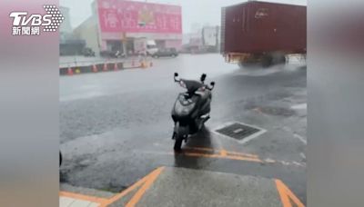 台南永康瞬間暴雨！ 雨倒20分鐘低窪道路積水