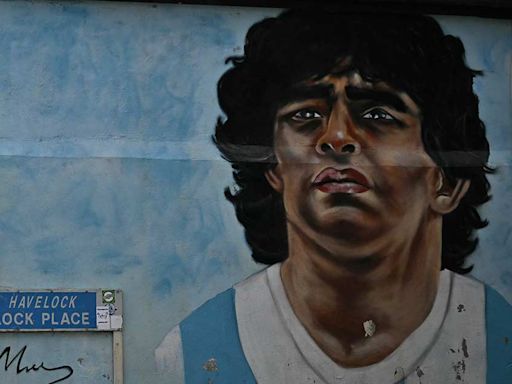 Lío por trofeo de Maradona; herederos piden frenar su venta