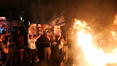 Amid War, Israeli Anti-Government Protesters March On Netanyahu's Home