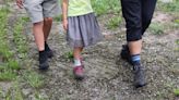 Botas de montaña para ir al cole: una familia de Mieres pide el arreglo de un camino tras denunciar el cierre del acceso principal a su casa