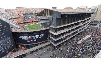 Miles de aficionados protestan en el exterior de Mestalla contra la gestión del club