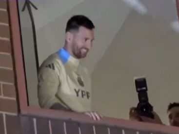 Lionel Messi salió a saludar a los hinchas argentinos desde el balcón del hotel en el día de su cumpleaños