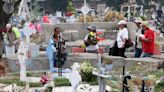 Con cantos conmemoran Día de las Madres en cementerio de Neza