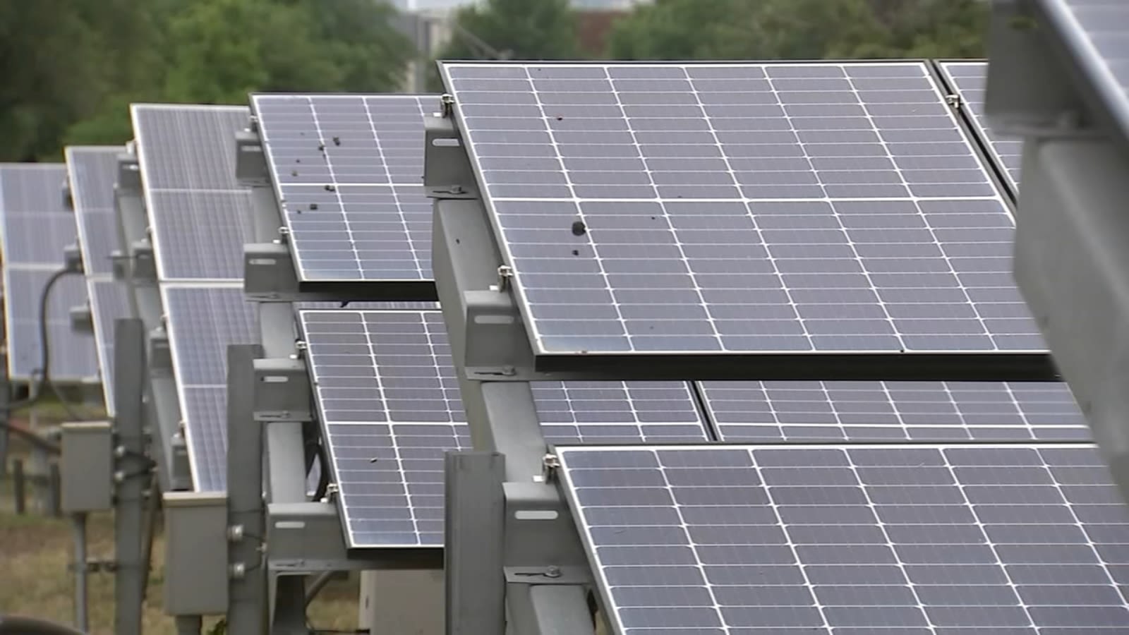 Bronzeville unveils community solar power micro-grid array to provide electricity in emergencies