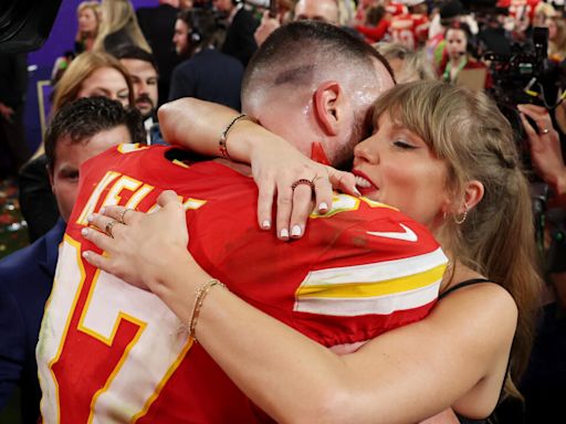 Travis Kelce, pareja de Taylor Swift, extiende su contrato con Chiefs