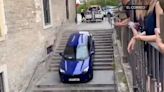 Una conductora encalla su coche en unas escaleras del centro de Vitoria tras seguir las indicaciones del GPS