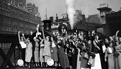 Vintage photos show how glamorous train travel used to be