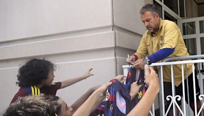 Flick, protagonista en la llegada del Barça a Baltimore tras la victoria contra el City