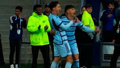 Alan Pulido vuelve a festejar en la feria de goles del Sporting KC