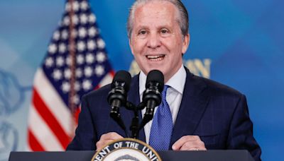 Asesor económico de Biden deja la Casa Blanca para unirse a la campaña de Harris