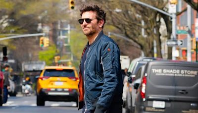 Bradley Cooper reinventa el look casual con unas Air Force 1 y una bomber