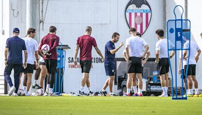 El Valencia se entrena ya con Cenk y sin novedades sobre Rafa Mir