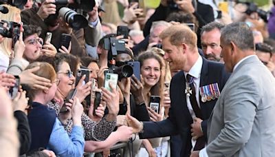 Il principe Harry a Londra con i fratelli di Lady D, Re Carlo non lo incontra