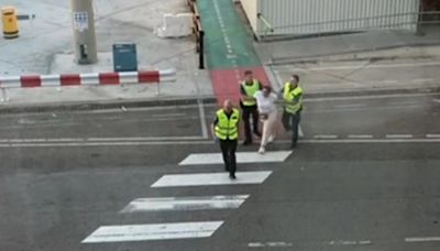 Ryanair afirma que la detenida del aeropuerto carecía de "pasaporte válido" y entró en el avión "a la fuerza"