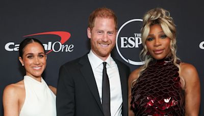 Com Meghan Markle, príncipe Harry recebe prêmio em evento apresentado por Serena Williams