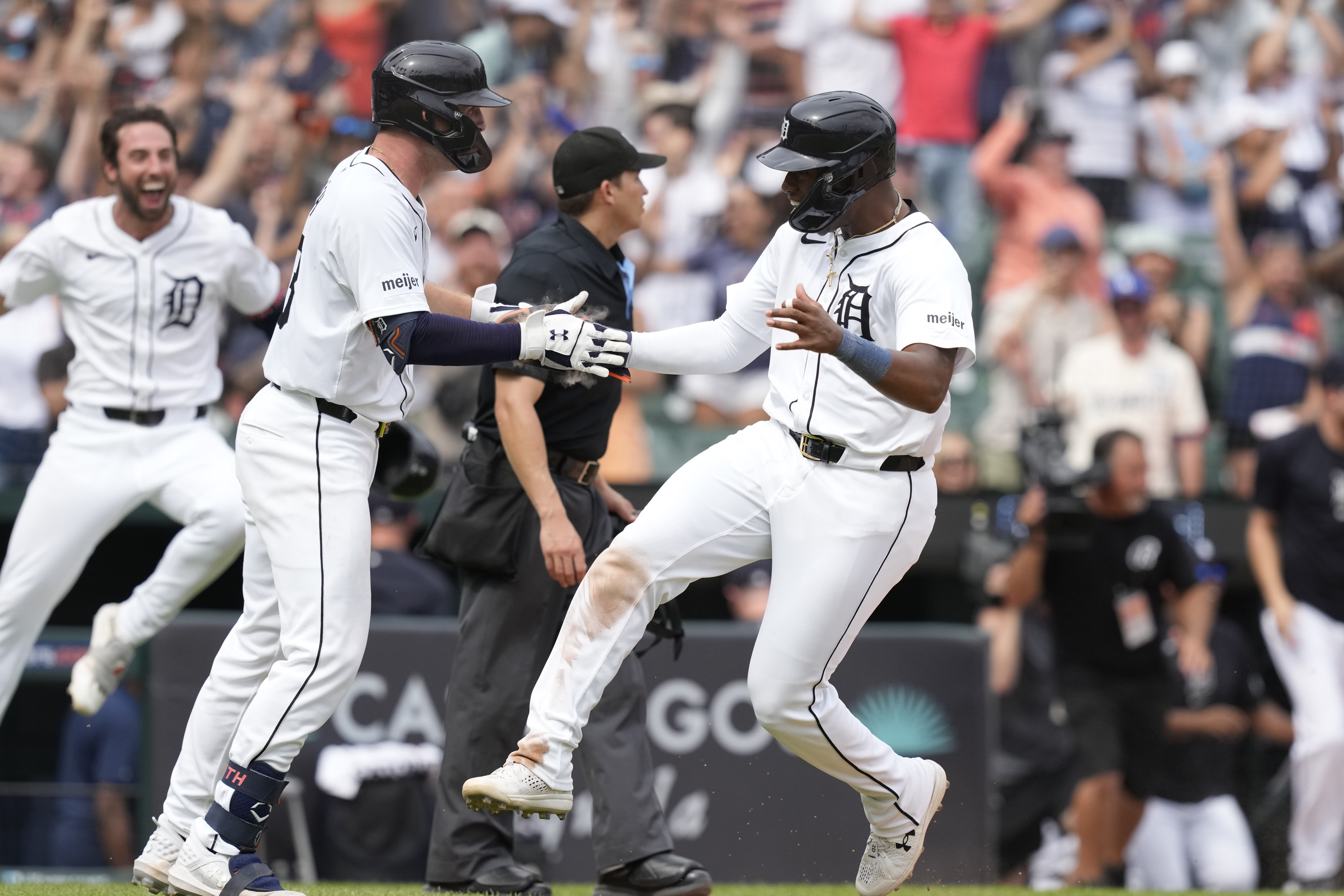 Tigers take advantage of Ramírez errors in 9th inning, beating Dodgers 4-3 in 2nd straight comeback