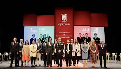 El Jovellanos honra a las medallas de la ciudad para que 'Gijón siga siendo Gijón'